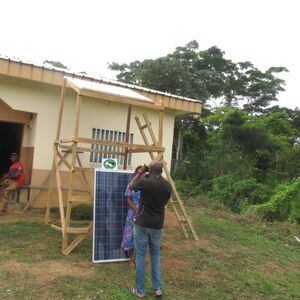 Die Heimleiterin Frau Nkouta vor der Anlage