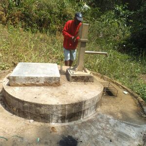 Log-ikwo-Handwasserpumpe1-Log-Nyama