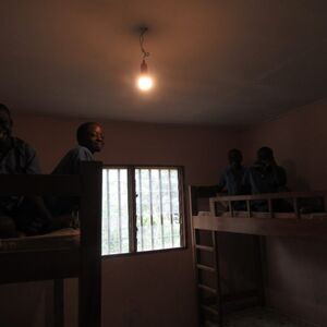 Bewohnerinnen mit Solarlicht in Schlafzimmer