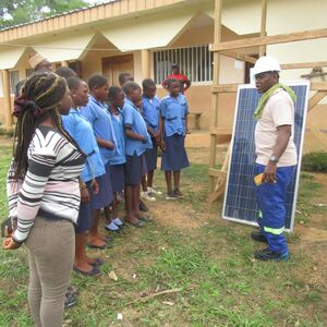 Projektleiter Paul Ngwé Mbeleg bildet Mädchen in Solartechnik aus.